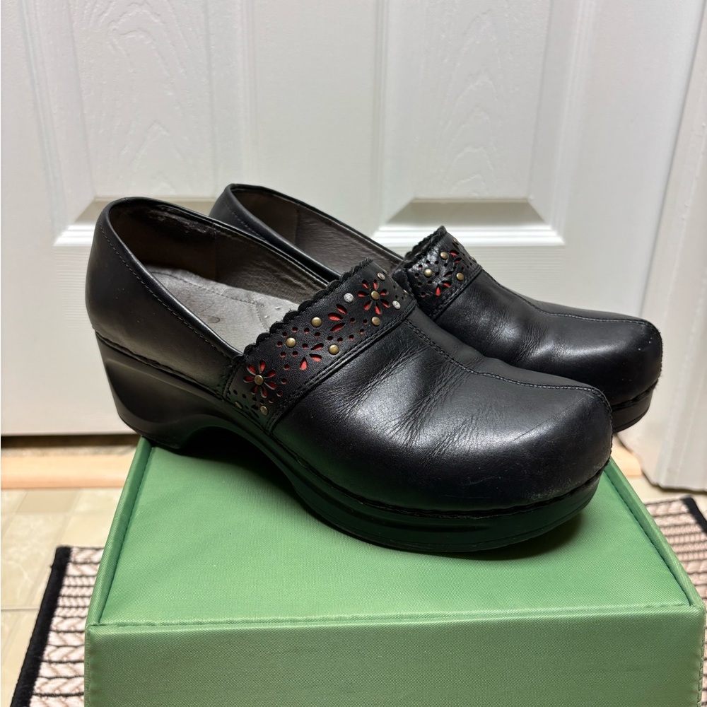 Sanita Black Leather Clogs with Floral Cutout – Wide Size 39 (US 8.5)